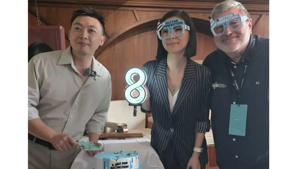 Celebración del 8.º aniversario de Bitget con su CEO, Gracy Chen, y Fernando Molina, CEO de Territorio Blockchain, durante la semana de TOKEN2049 Singapur