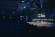Escenario principal de TOKEN2049 Singapur 2026 en el Marina Bay Sands con el auditorio lleno durante una de las sesiones
