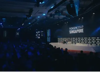 Token2049 Singapur 2026, la semana en que Wall Street se quitó la corbata en Marina Bay Escenario principal de TOKEN2049 Singapur 2026 en el Marina Bay Sands con el auditorio lleno durante una de las sesiones