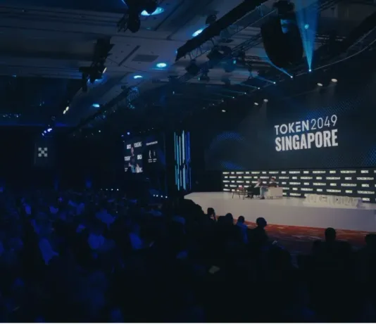 Escenario principal de TOKEN2049 Singapur 2026 en el Marina Bay Sands con el auditorio lleno durante una de las sesiones