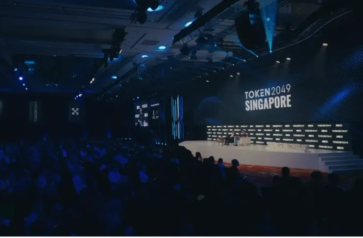 Token2049 Singapur 2026, la semana en que Wall Street se quitó la corbata en Marina Bay Escenario principal de TOKEN2049 Singapur 2026 en el Marina Bay Sands con el auditorio lleno durante una de las sesiones